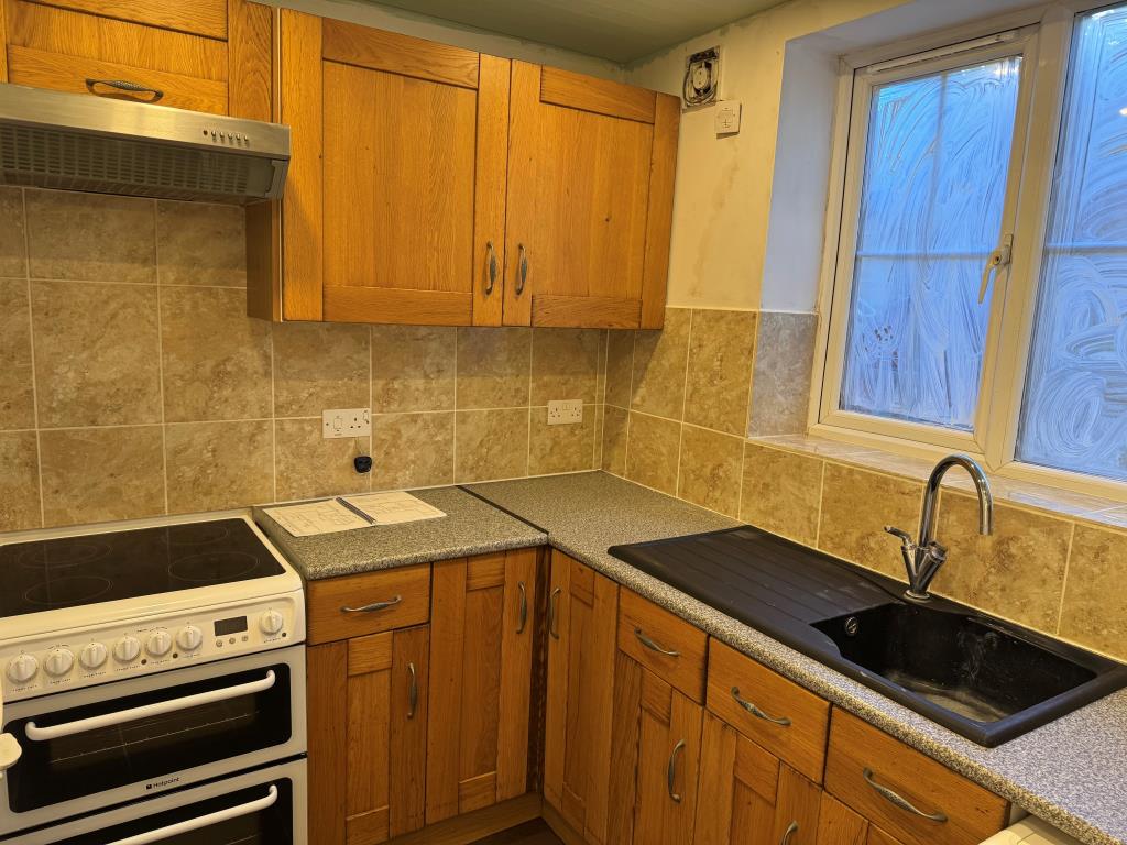 Lot: 130 - TOWN CENTRE GROUND FLOOR TWO-BEDROOM FLAT FOR INVESTMENT OR OCCUPATION - A View of the Kitchen